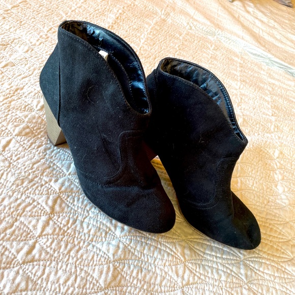 •Women’s Black Booties - Picture 1 of 3